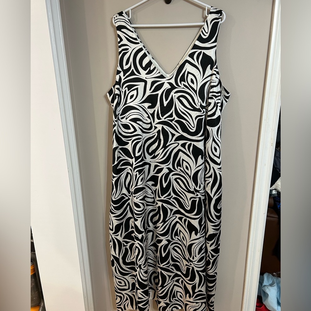 Nicole Miller plus size 2X satin dress, with pockets. Maxi dress NWT V neck